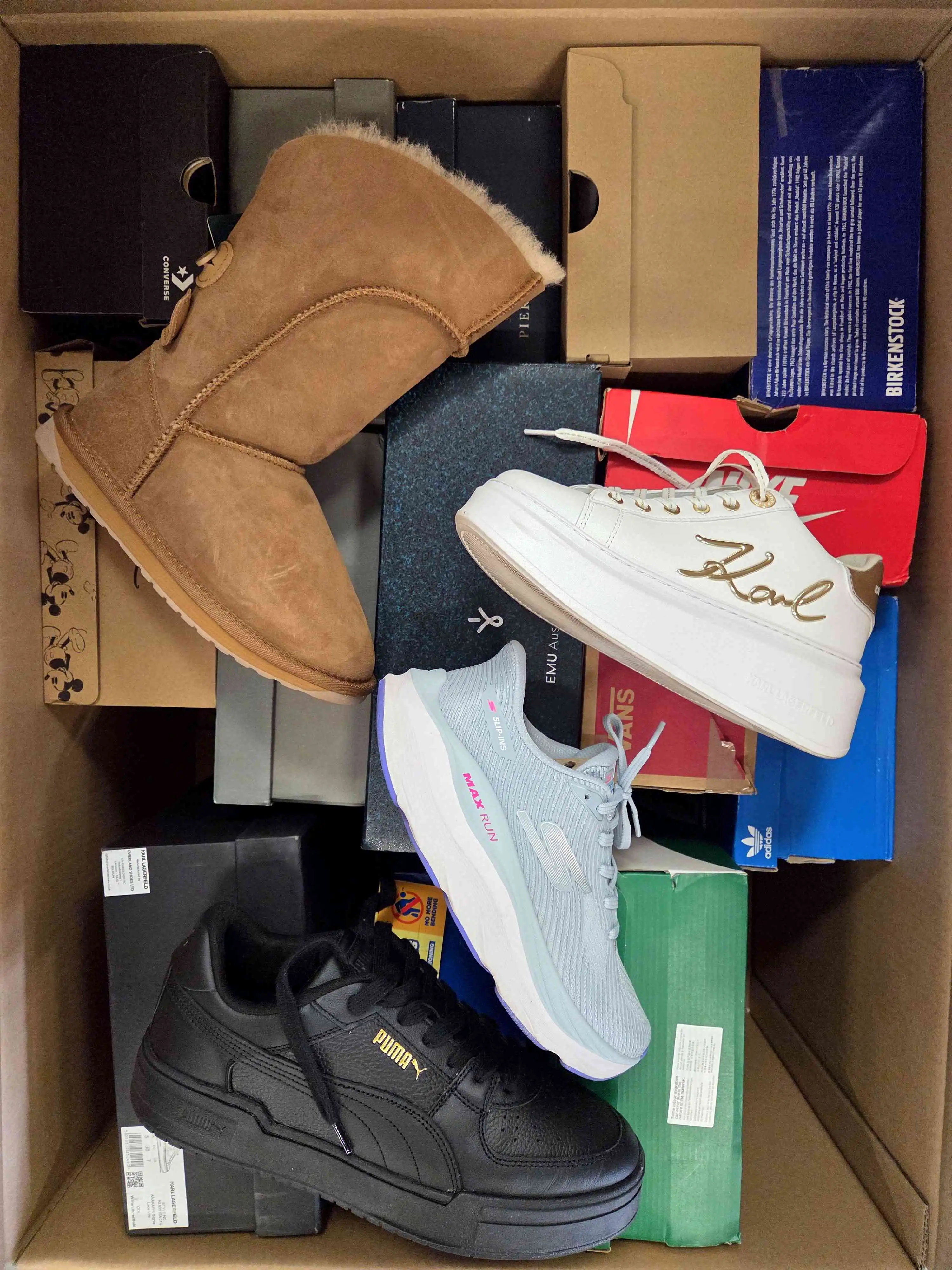 CS6676 3 The photo shows a package with footwear in the category CS.