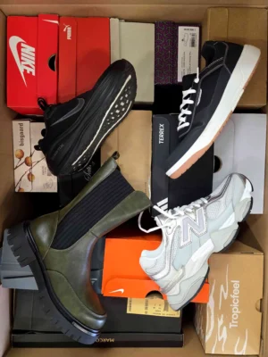 The photo shows a package with footwear in the category CS.
