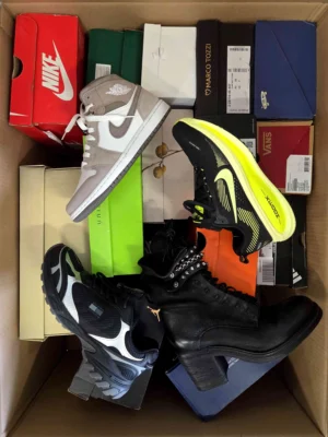 The photo shows a package with footwear in the category CS.