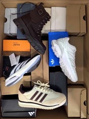 The photo shows a package with footwear in the category CS.