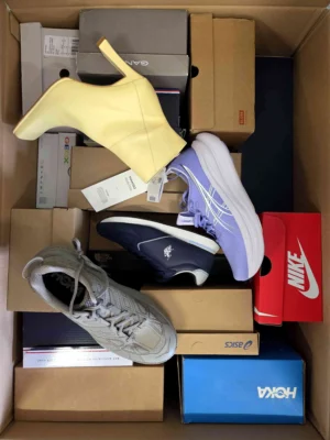 The photo shows a package with footwear in the category CS.