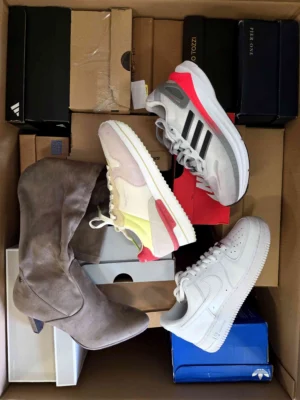 The photo shows a package with footwear in the category CS.