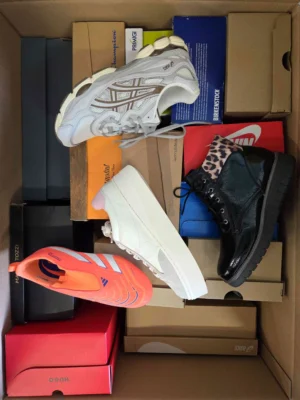 The photo shows a package with footwear in the category CS.
