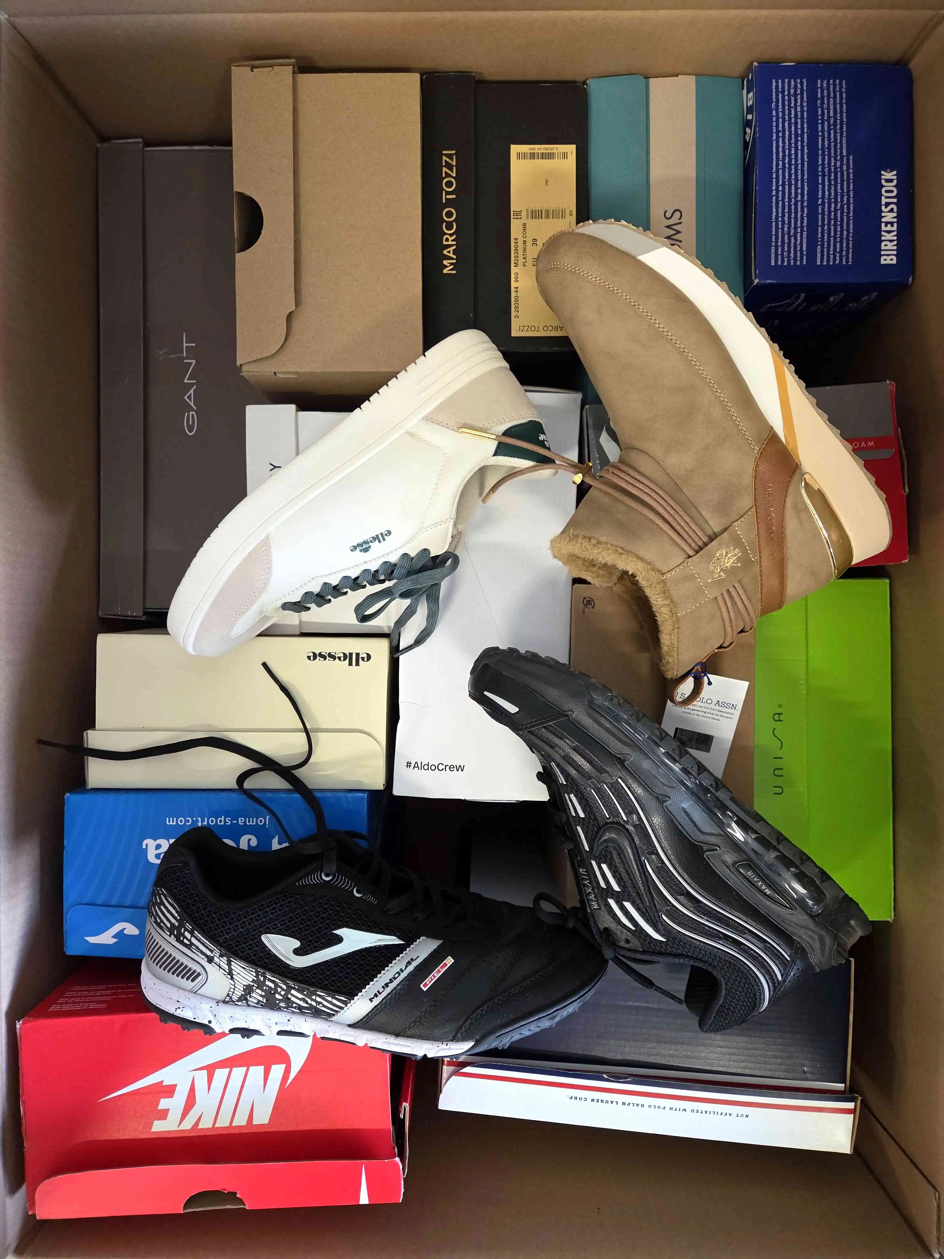 CS6689 3 The photo shows a package with footwear in the category CS.