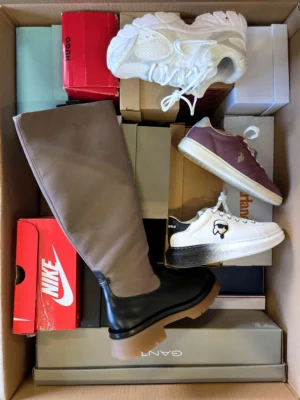 The photo shows a package with footwear in the category CS.