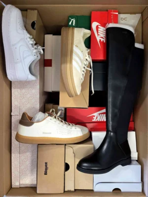 The photo shows a package with footwear in the category CS.