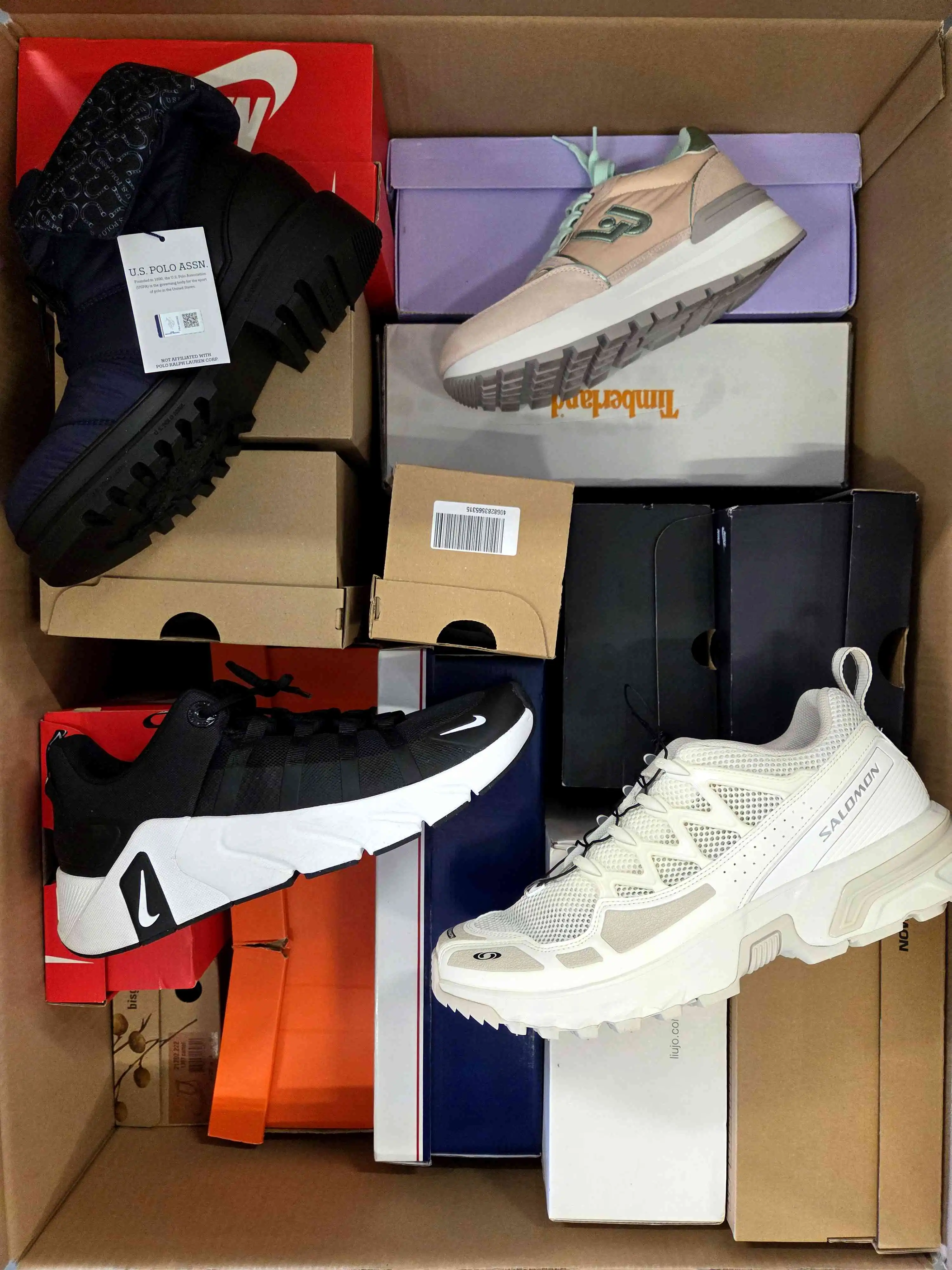 CS6692 3 The photo shows a package with footwear in the category CS.