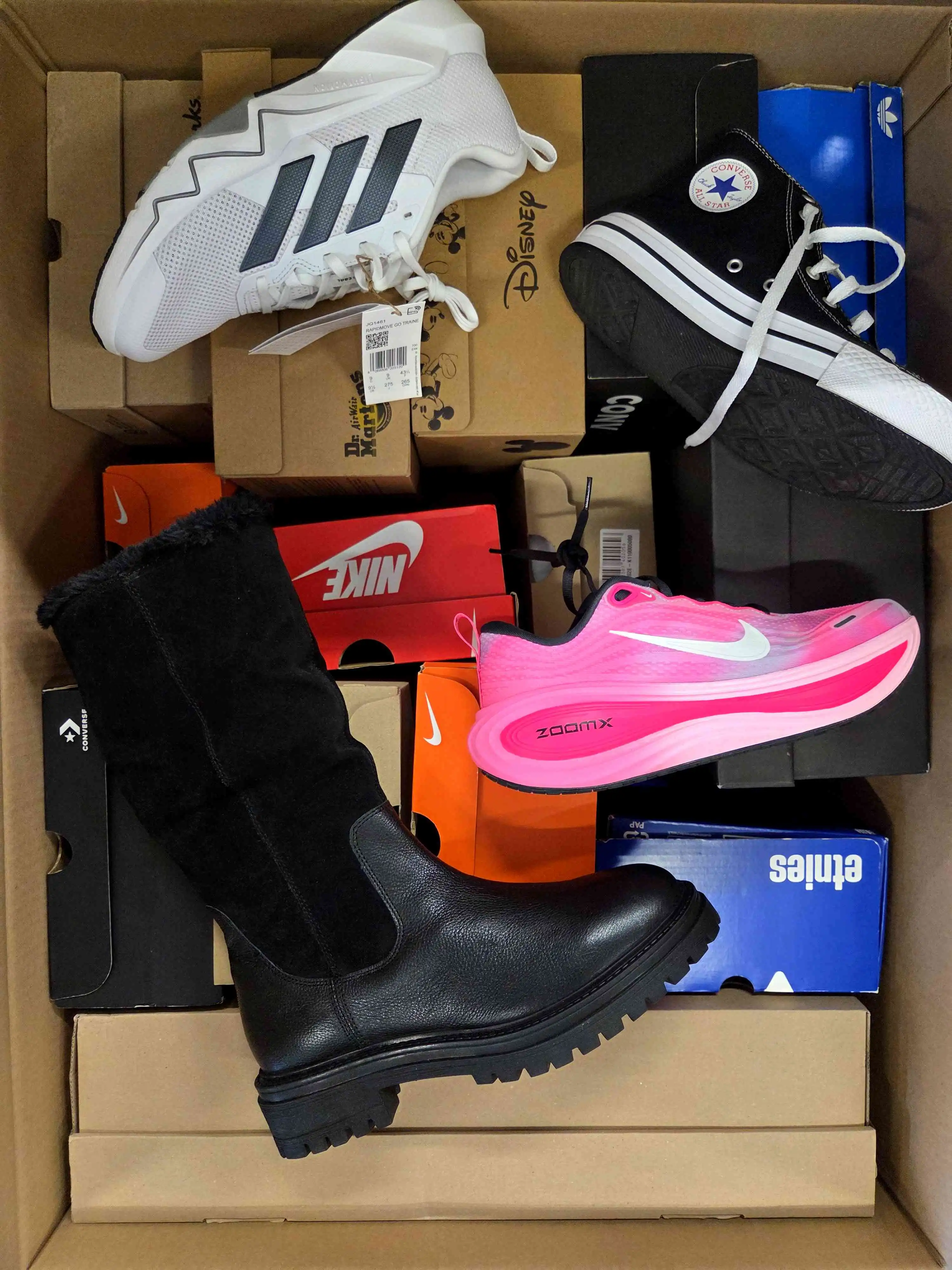 CS6696 3 The photo shows a package with footwear in the category CS.