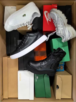 The photo shows a package with footwear in the category CS.