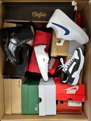 The photo shows a package with footwear in the category CS.