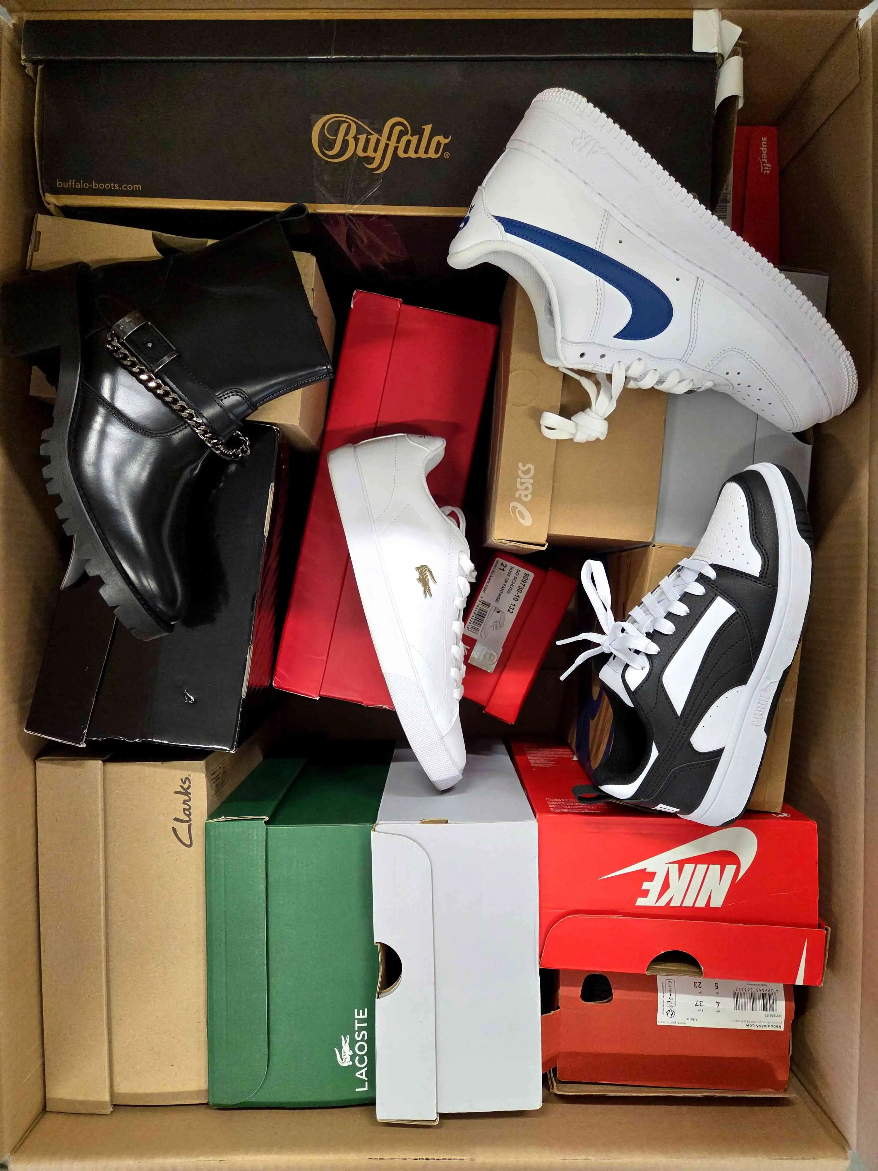 CS6698 3 The photo shows a package with footwear in the category CS.