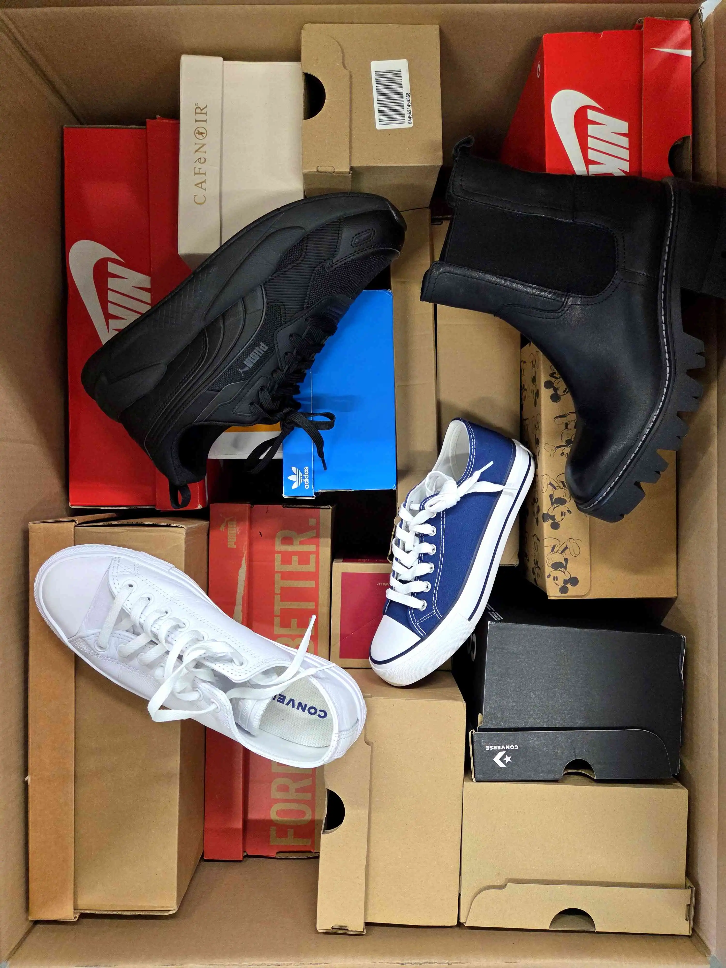 CS6699 2 The photo shows a package with footwear in the category CS.