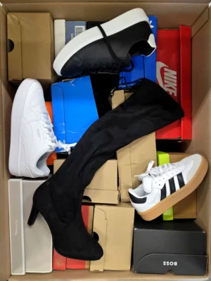 The photo shows a package with footwear in the category CS.