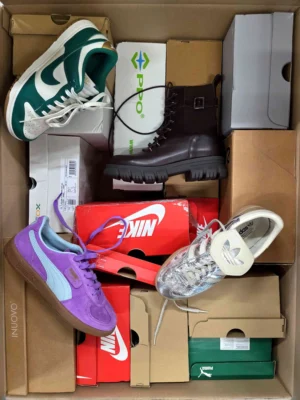 The photo shows a package with footwear in the category CS.