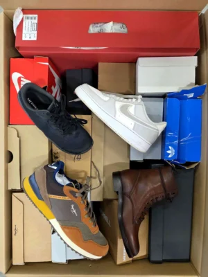 The photo shows a package with footwear in the category CS.