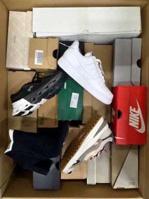The photo shows a package with footwear in the category CS.