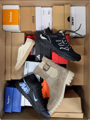 The photo shows a package with footwear in the category CS.