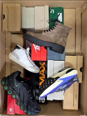 The photo shows a package with footwear in the category CS.