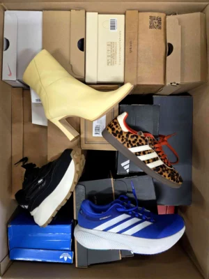 The photo shows a package with footwear in the category CS.
