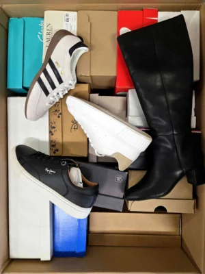 The photo shows a package with footwear in the category CS.