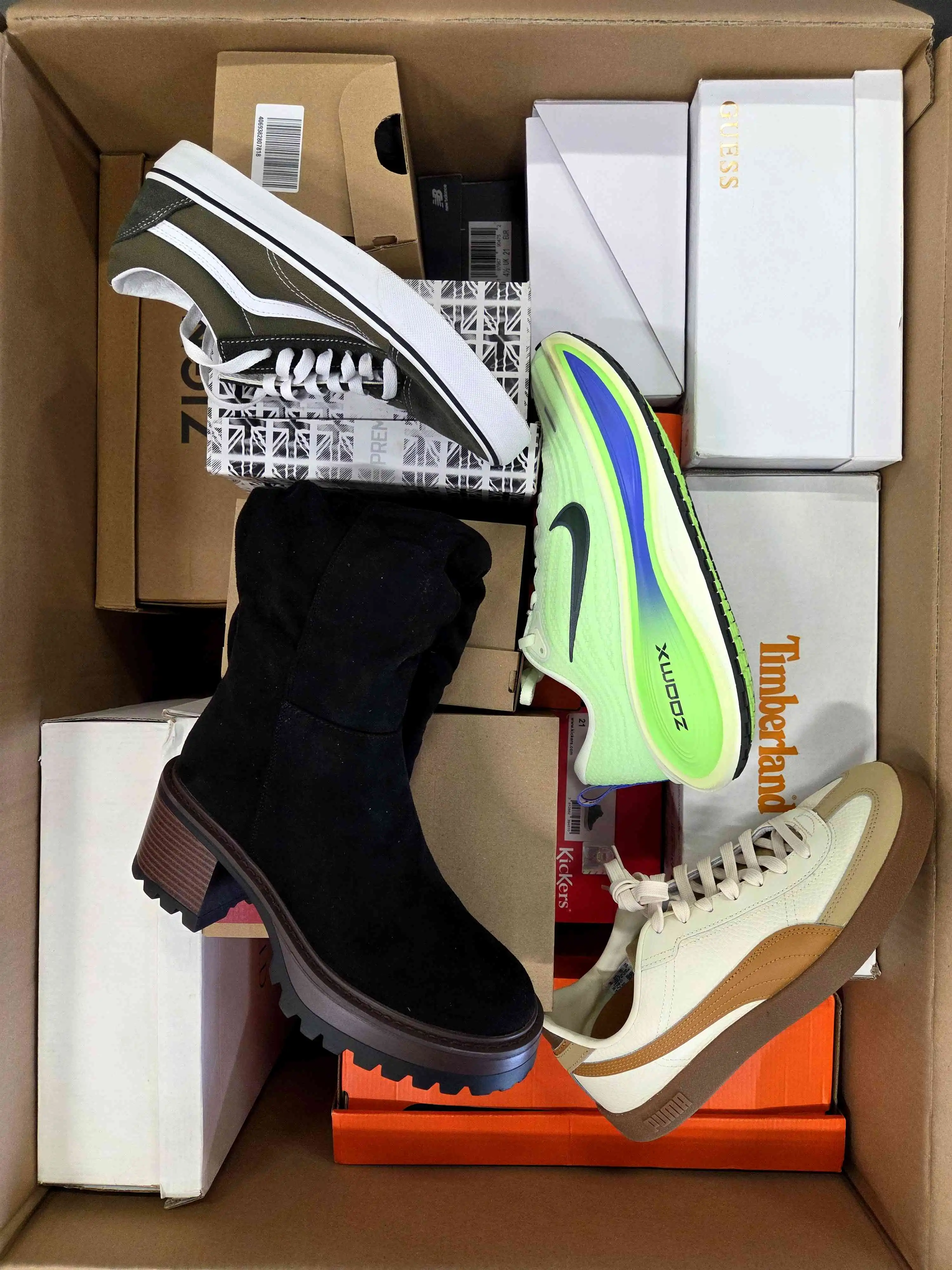 CS6726 3 The photo shows a package with footwear in the category CS.
