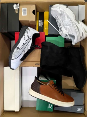 The photo shows a package with footwear in the category CS.