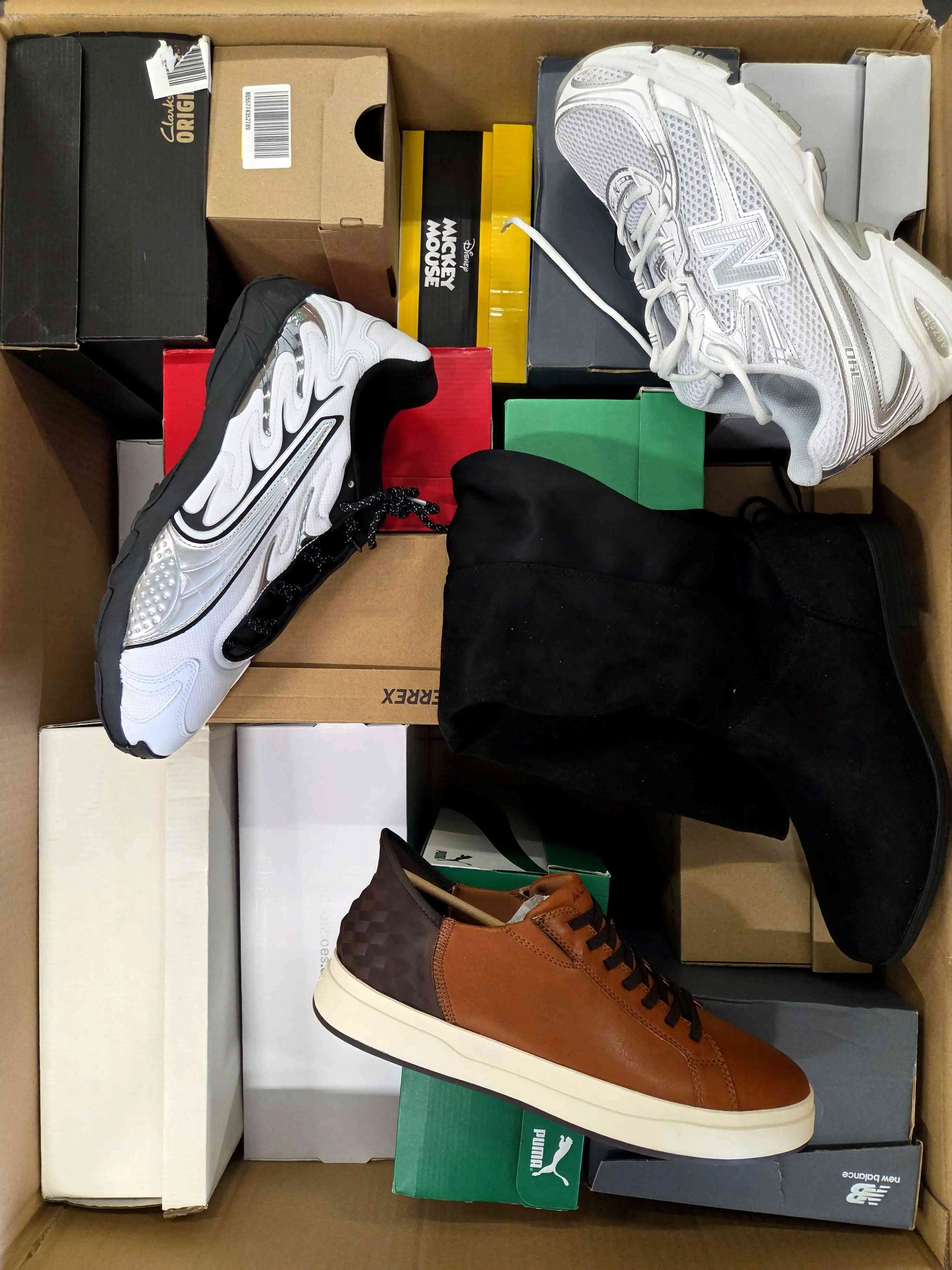 CS6727 3 The photo shows a package with footwear in the category CS.