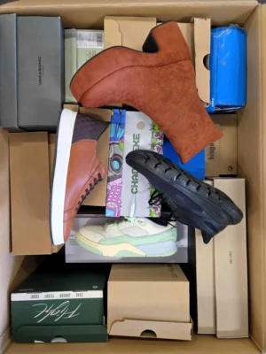 The photo shows a package with footwear in the category CS.