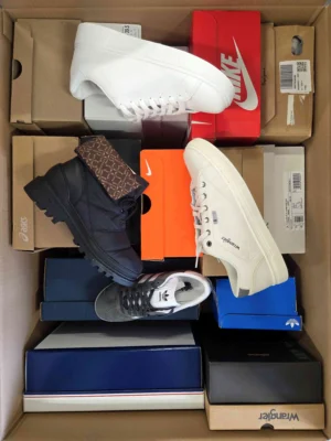 The photo shows a package with footwear in the category CS.