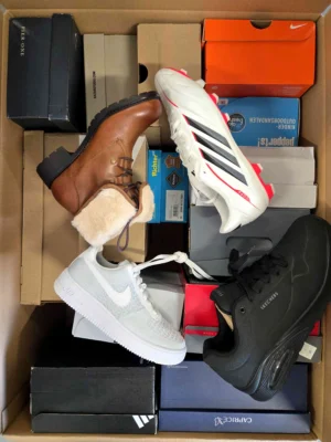 The photo shows a package with footwear in the category CS.