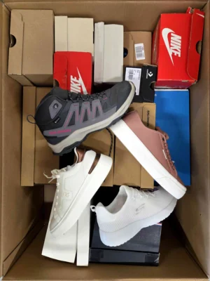 The photo shows a package with footwear in the category CS.