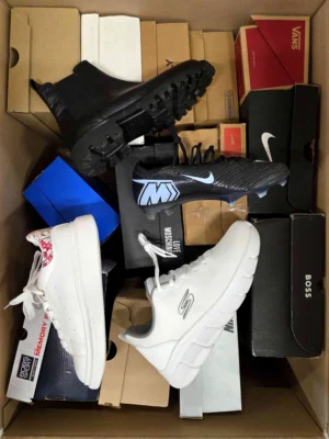 The photo shows a package with footwear in the category CS.