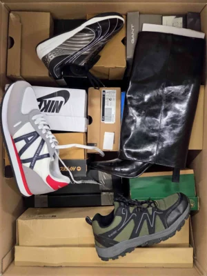 The photo shows a package with footwear in the category CS.