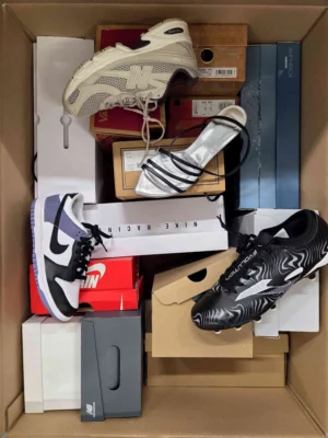 The photo shows a package with footwear in the category CS.