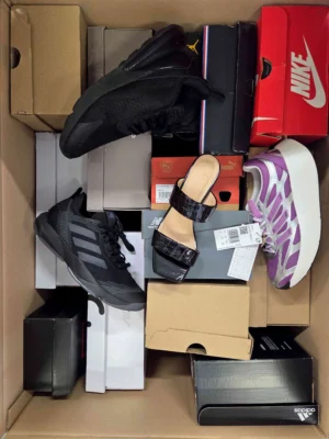 The photo shows a package with footwear in the category CS.