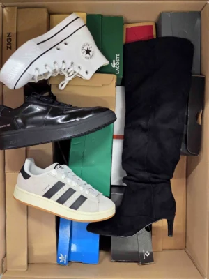 The photo shows a package with footwear in the category CS.