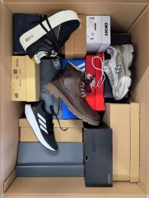 The photo shows a package with footwear in the category CS.