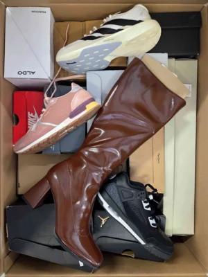 The photo shows a package with footwear in the category CS.