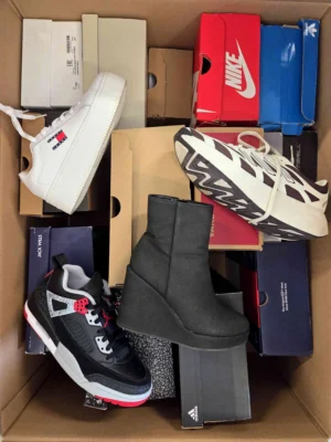 The photo shows a package with footwear in the category CS.
