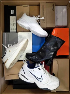 The photo shows a package with footwear in the category CS.