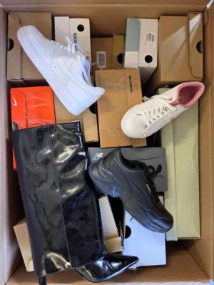 The photo shows a package with footwear in the category CS.