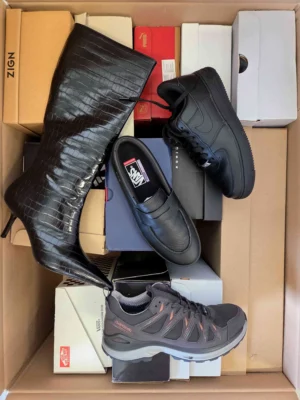 The photo shows a package with footwear in the category CS.