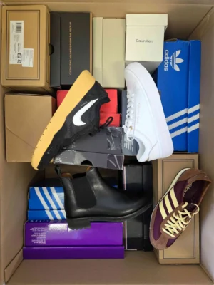 The photo shows a package with footwear in the category CS.
