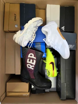 The photo shows a package with footwear in the category CS.