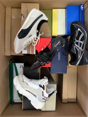 The photo shows a package with footwear in the category CS.