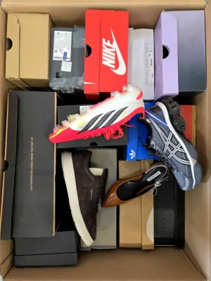 The photo shows a package with footwear in the category CS.