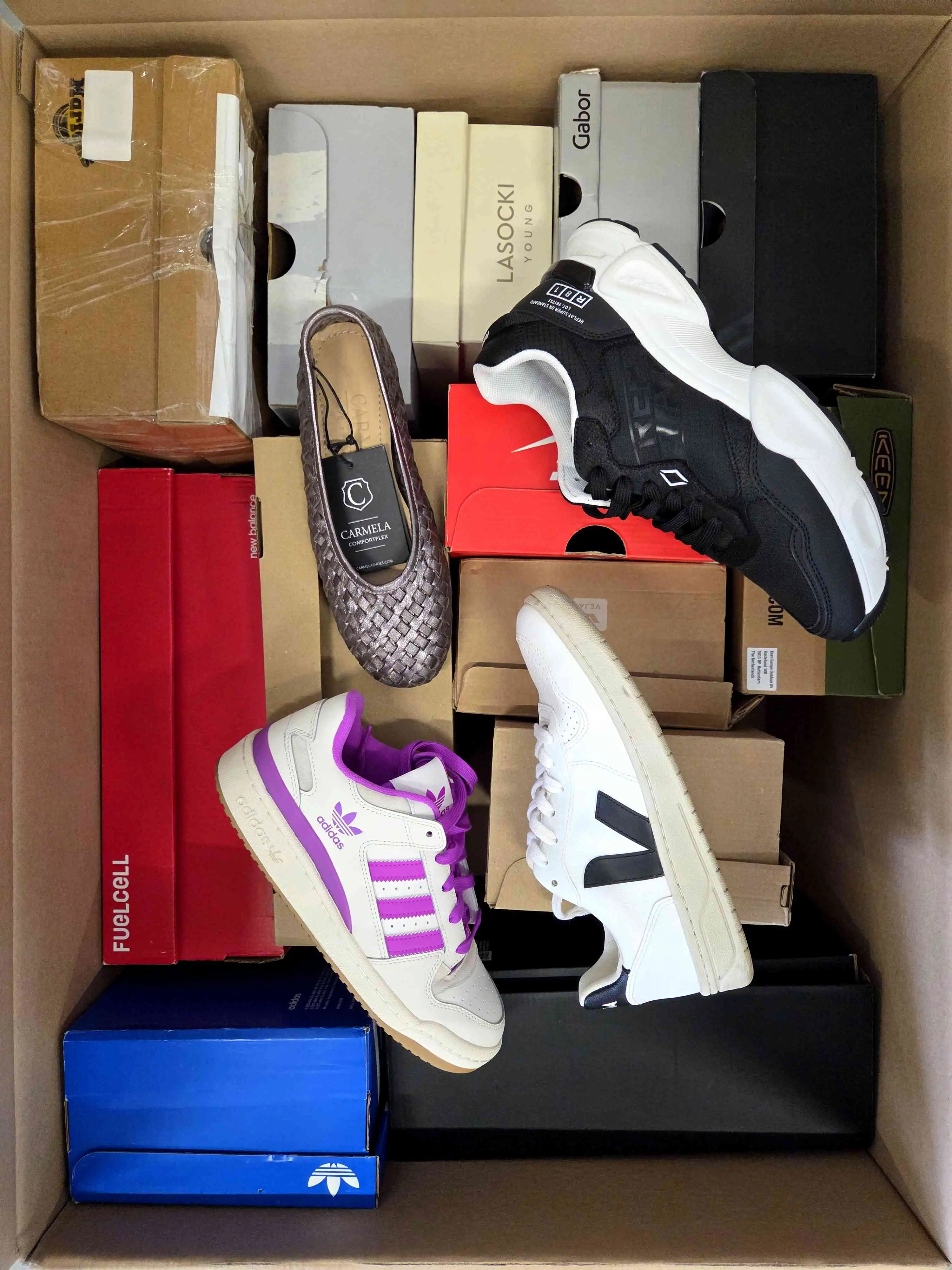 CS6786 3 The photo shows a package with footwear in the category CS.