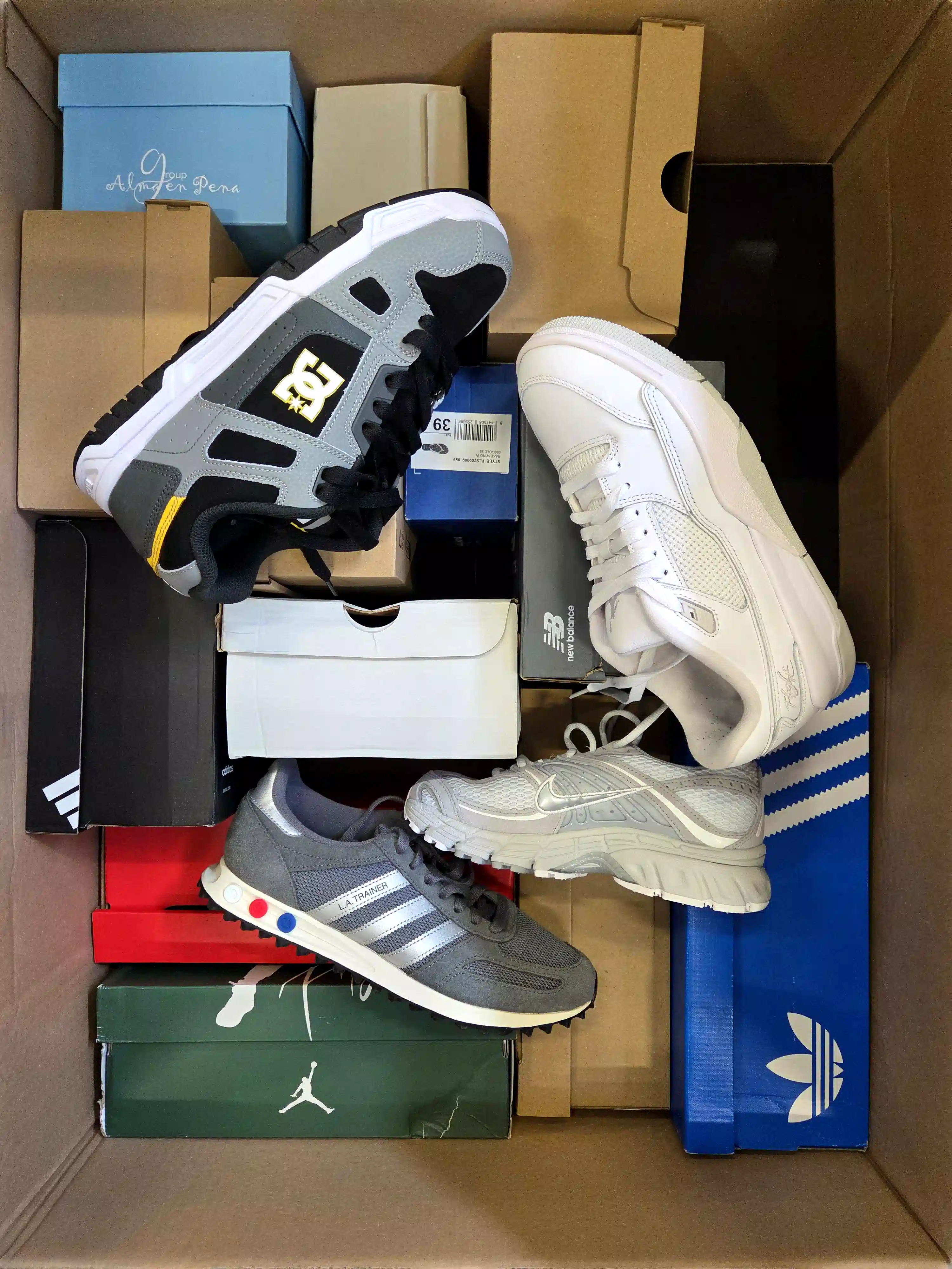 CS6854 3 The photo shows a package with footwear in the category CS.
