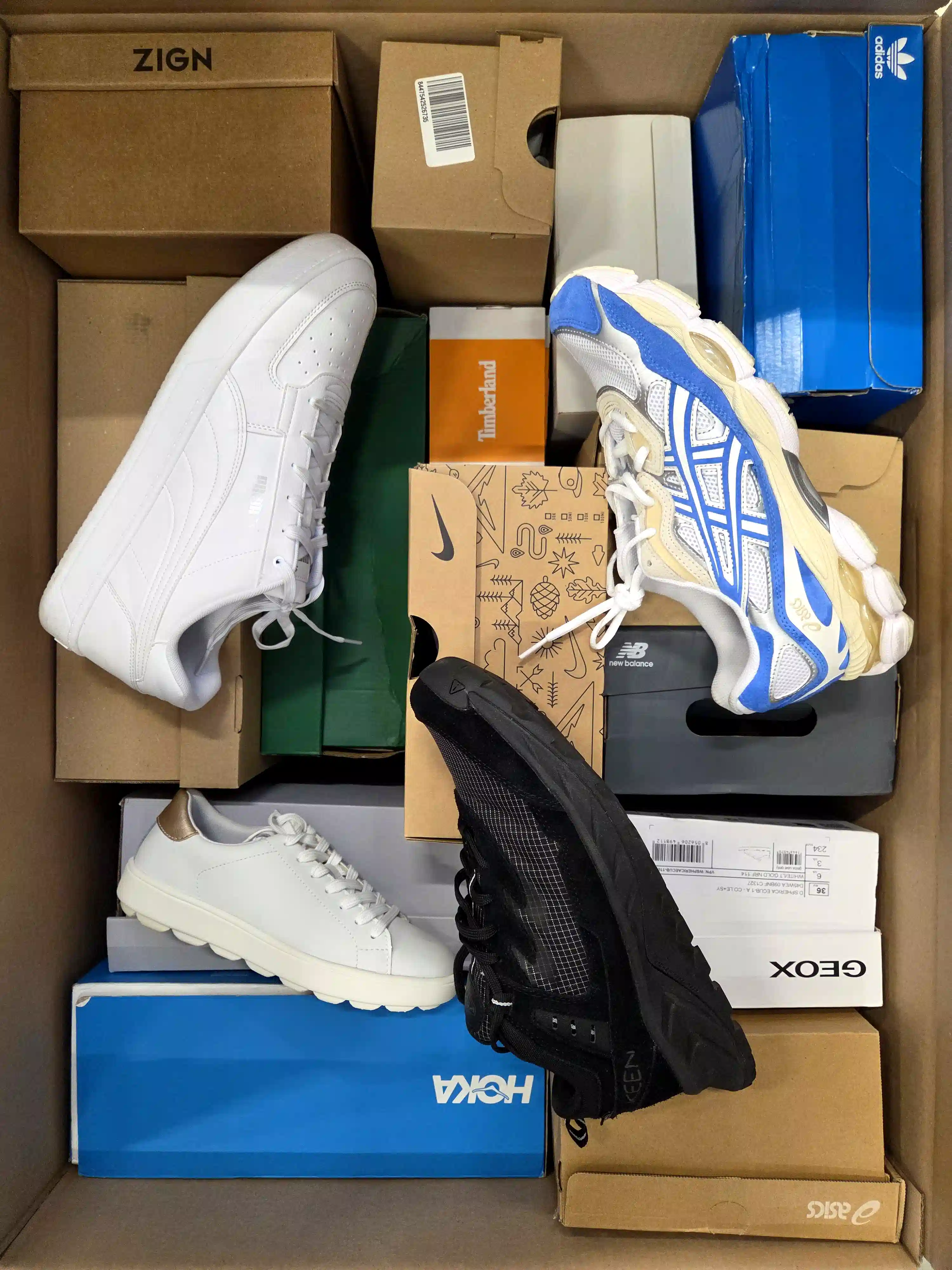 CS6858 3 The photo shows a package with footwear in the category CS.