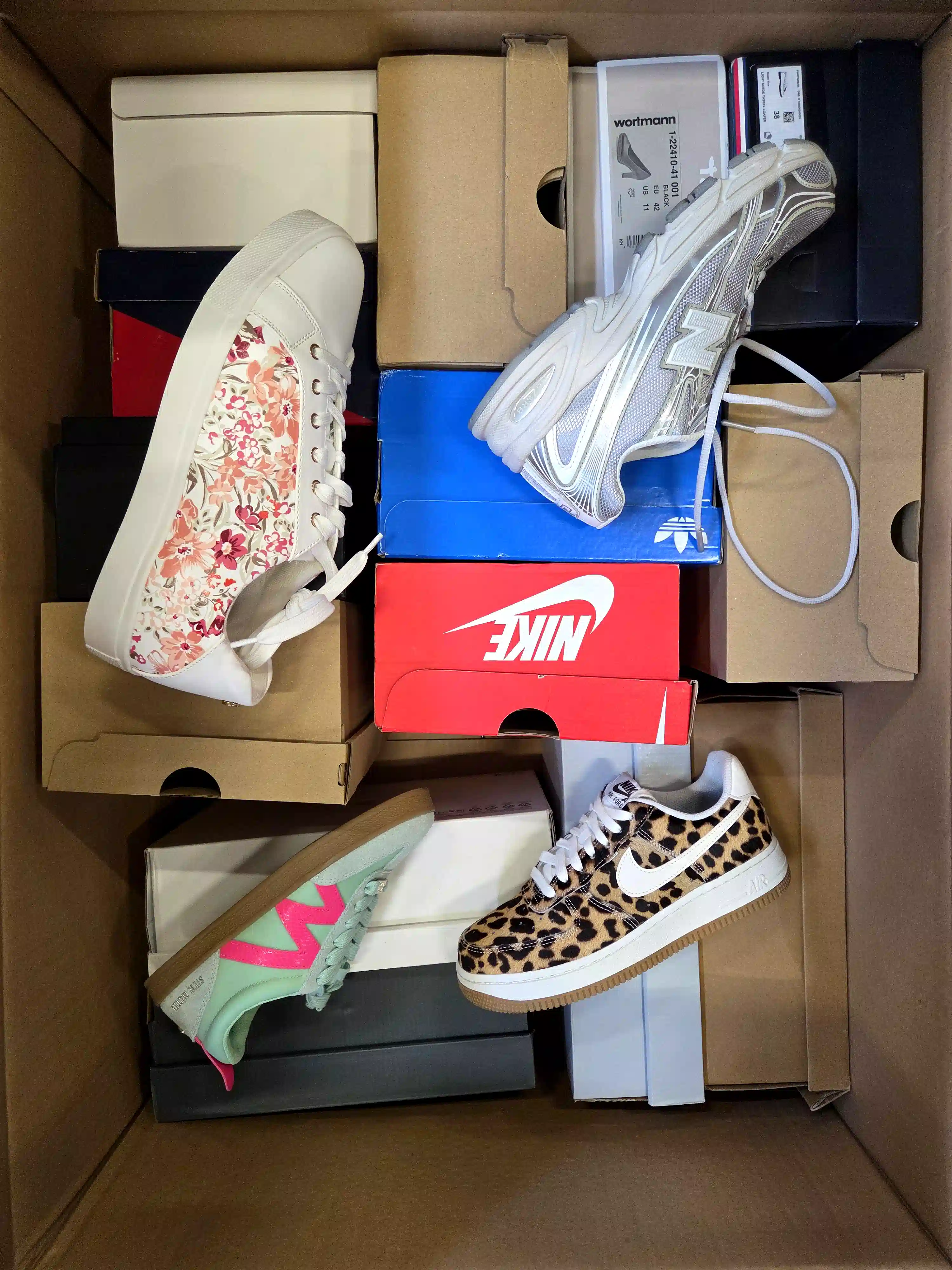 CS6863 3 The photo shows a package with footwear in the category CS.